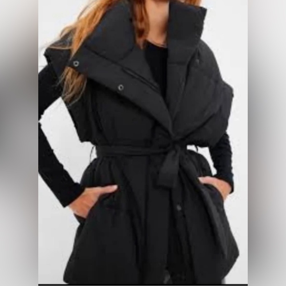 GAP Duvet Wrap Puffer Vest size medium - never worn